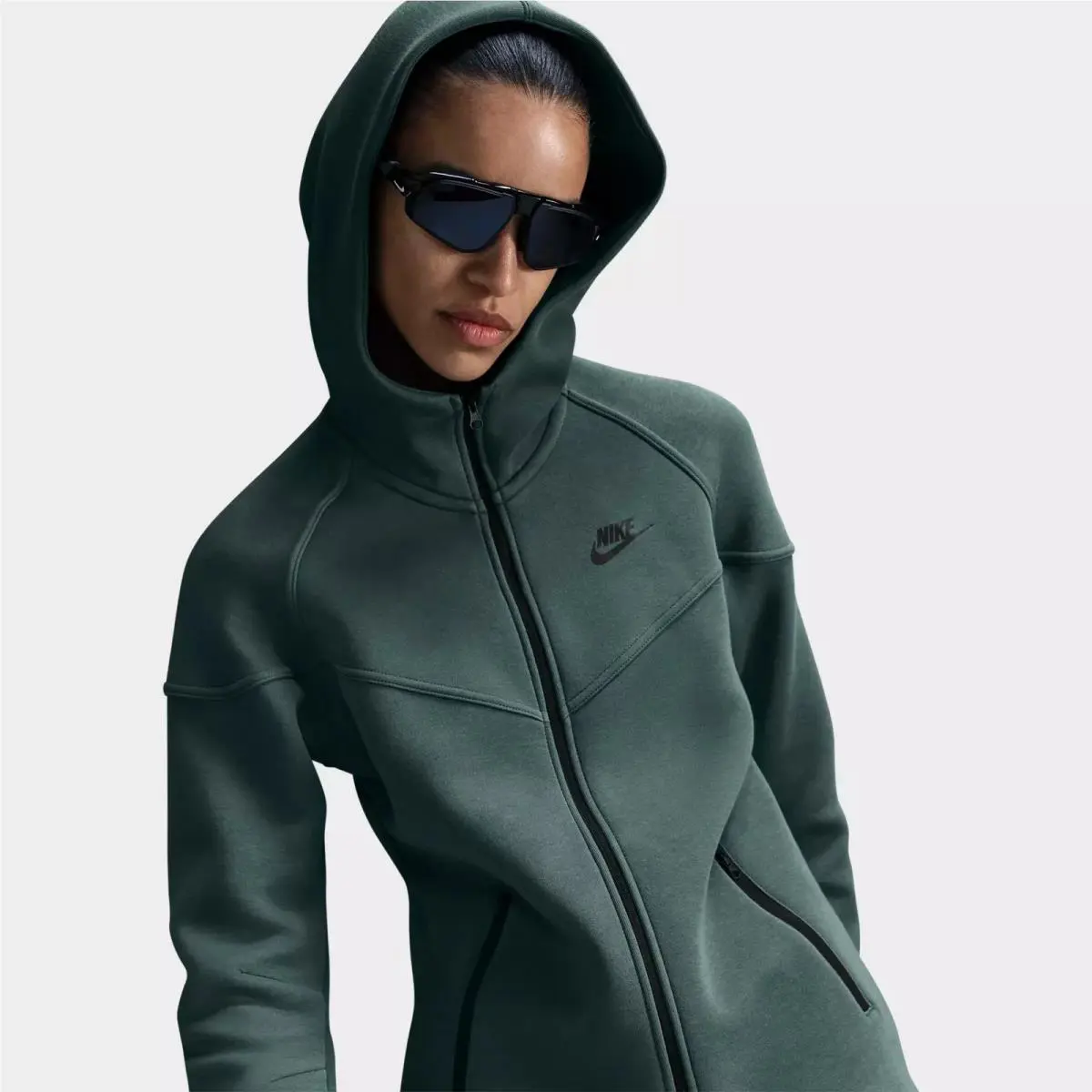Nike clothing - Green (UPC: 197600401587) 0