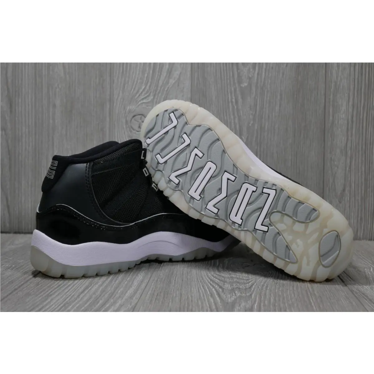 Nike shoes - Air Jordan 11 - Air - Black 4