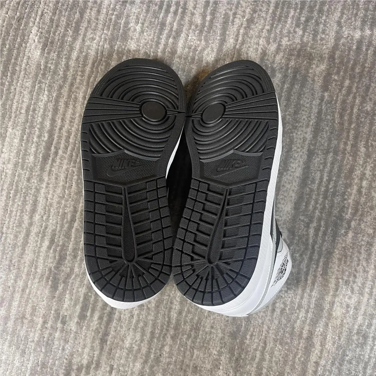 Nike shoes - Air Jordan 1 Mid - Air Mid - 554724-073 - Black 4