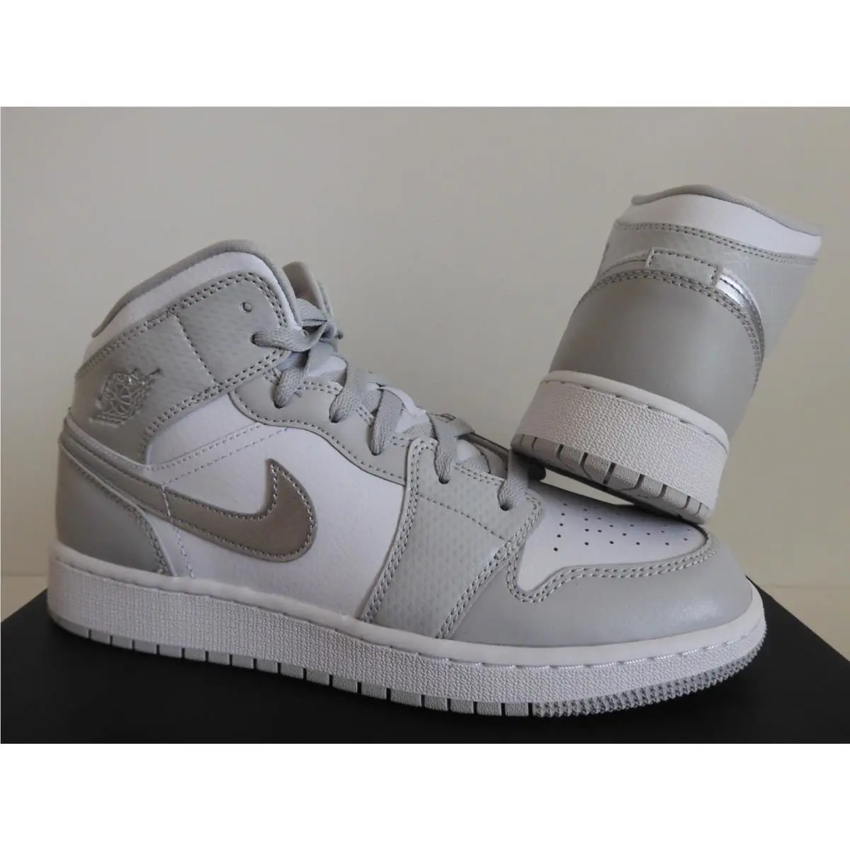 Nike shoes - Jordan 1 - Silver (UPC: 826215737261) 0
