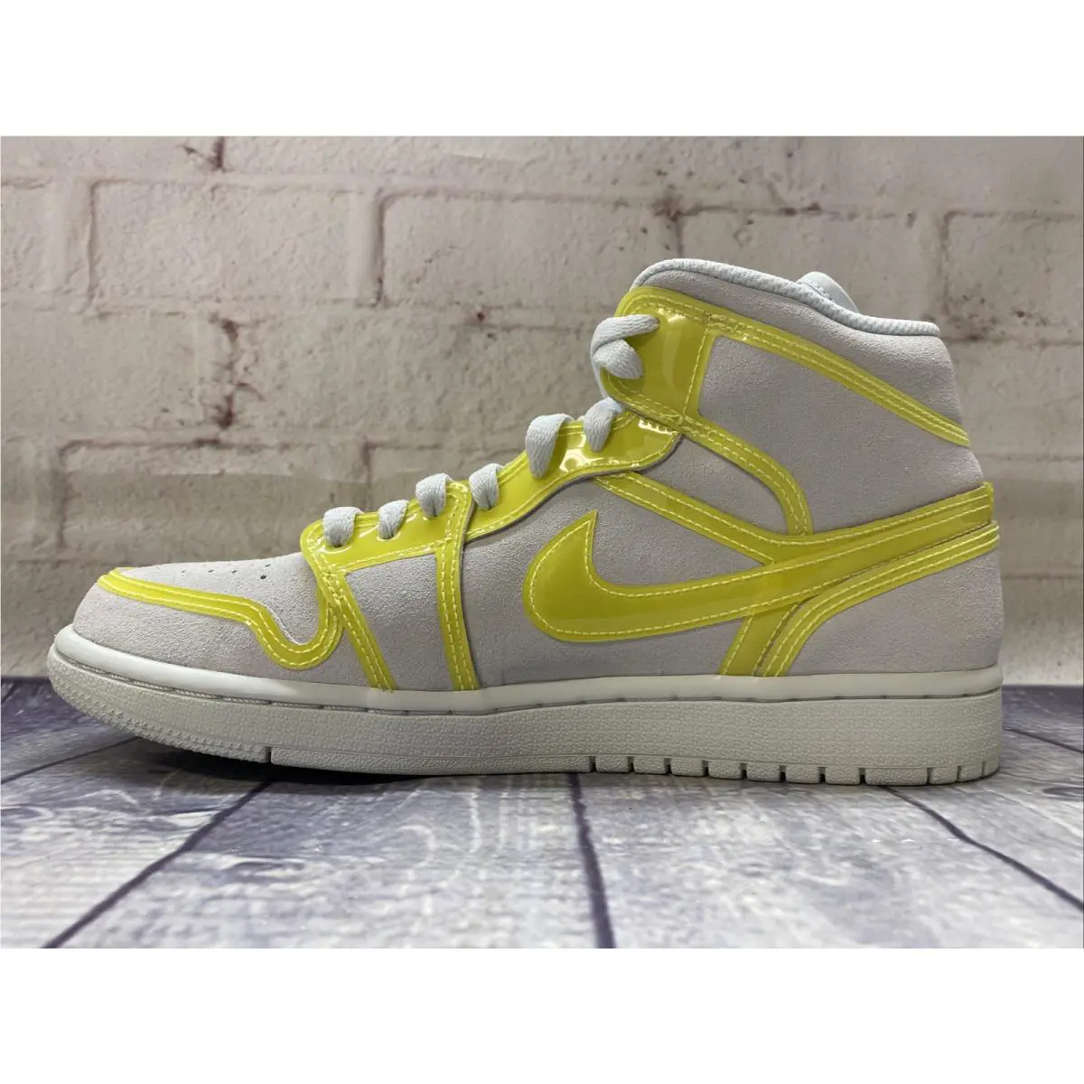 Nike shoes - Air Jordan 1 - Air - DA5552 - Yellow 1