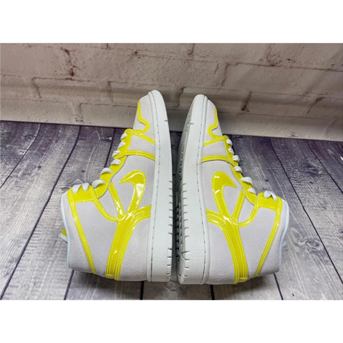 Nike shoes - Air Jordan 1 - Air - DA5552 - Yellow 4