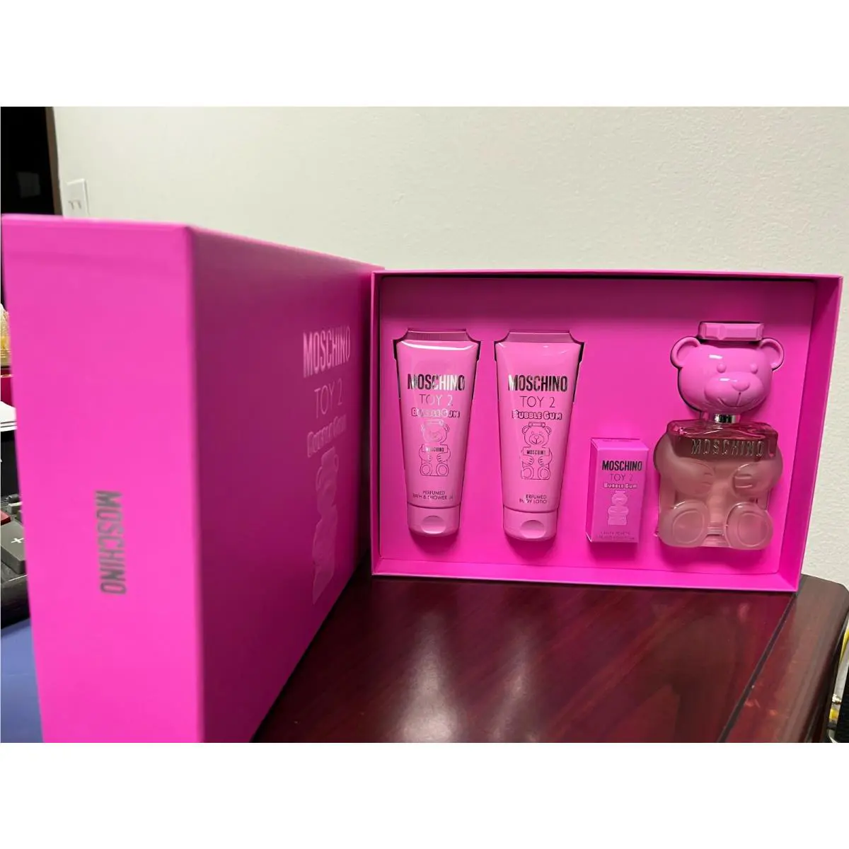 Moschino Toy 2 Bubble Gum 4 Pieces Gift Set :3.4 Spray Mini 3.4 Lotion 3.4 Gel