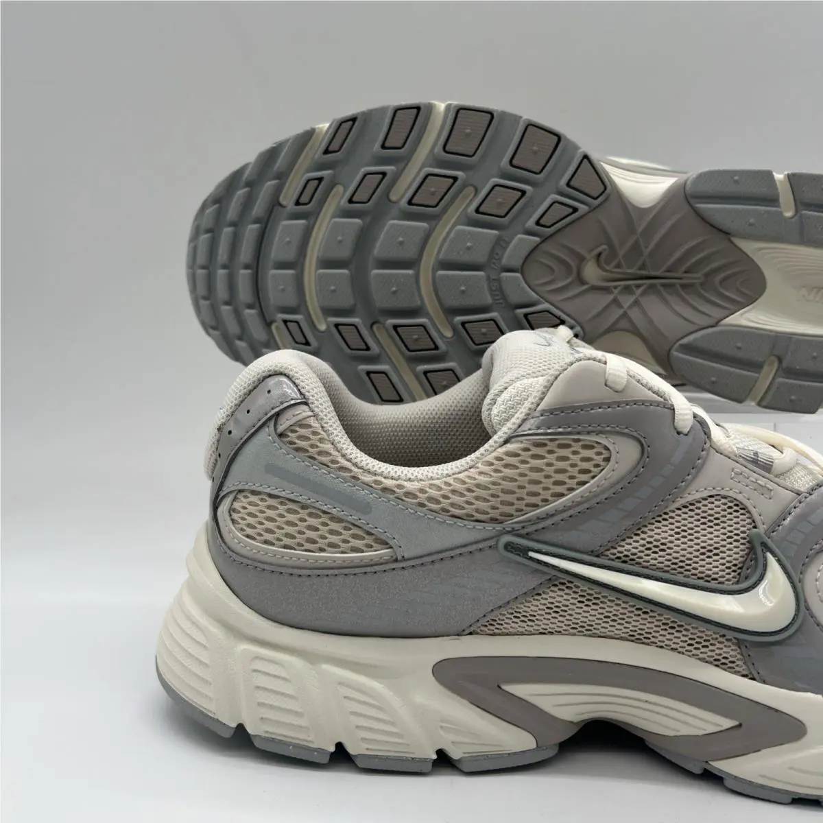 Nike shoes - Nike V5 RNR - RNR - IH1980 140 - Beige (UPC: 198485369160) 1