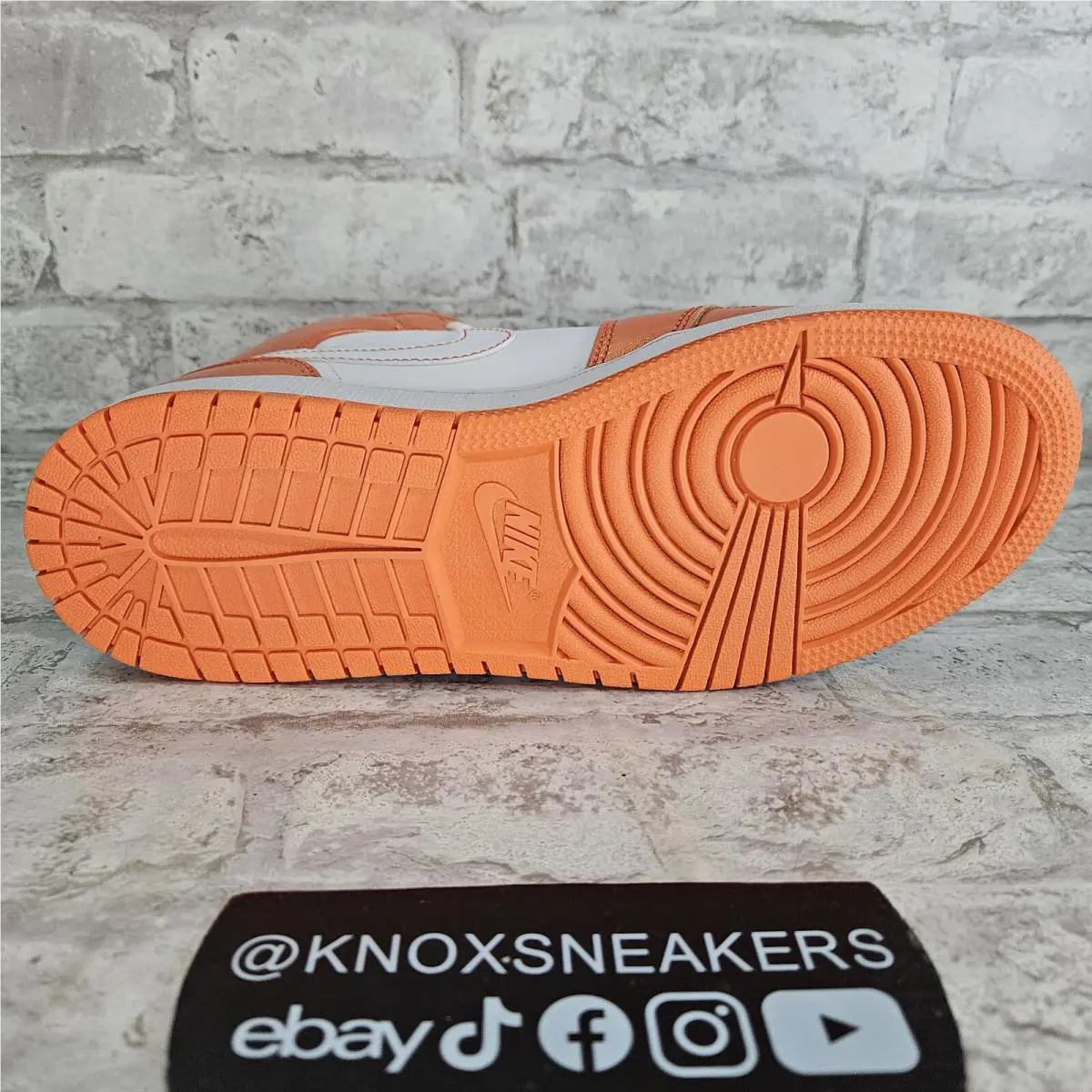 Nike shoes - Air Jordan 1 - Air - Orange 4