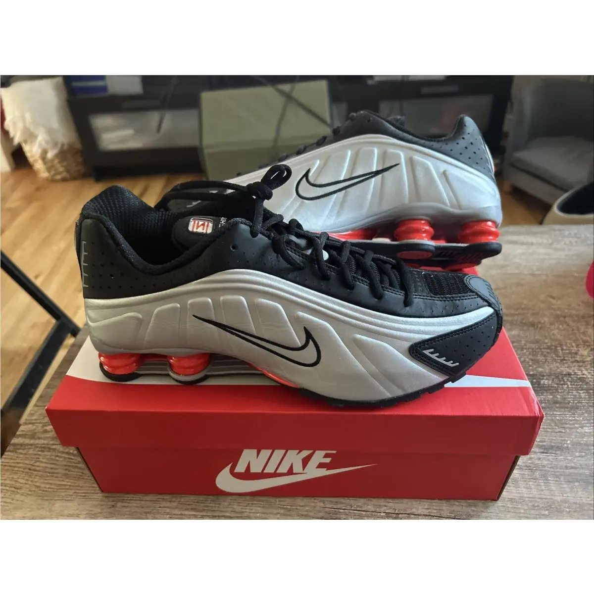 Nike Shox R4 Black/metallic Silver 2025 Mens Sz 12 HQ1988 002 Orange Twist