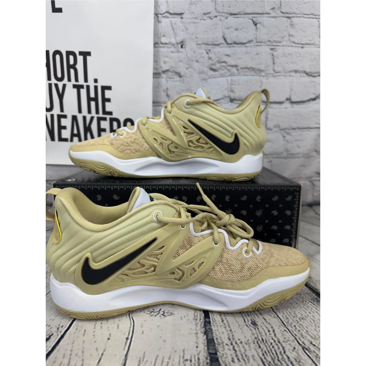 Nike shoes - Gold 4