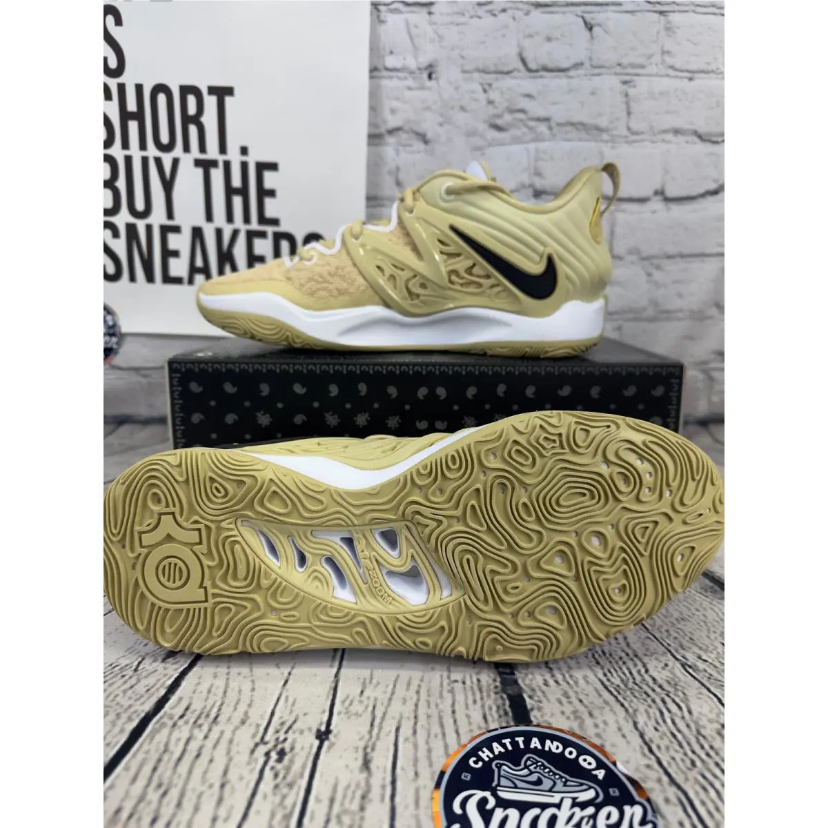Nike shoes - Gold 5