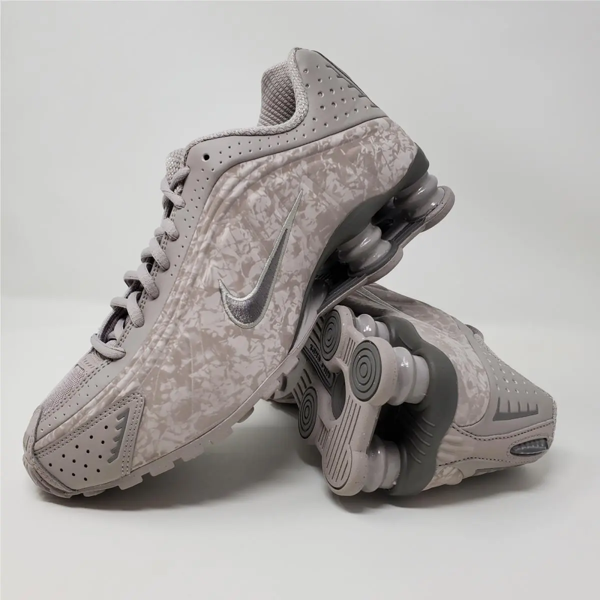 Nike Shox R4 Flat Pewter Floral HV0934-001 Women’s Size 8
