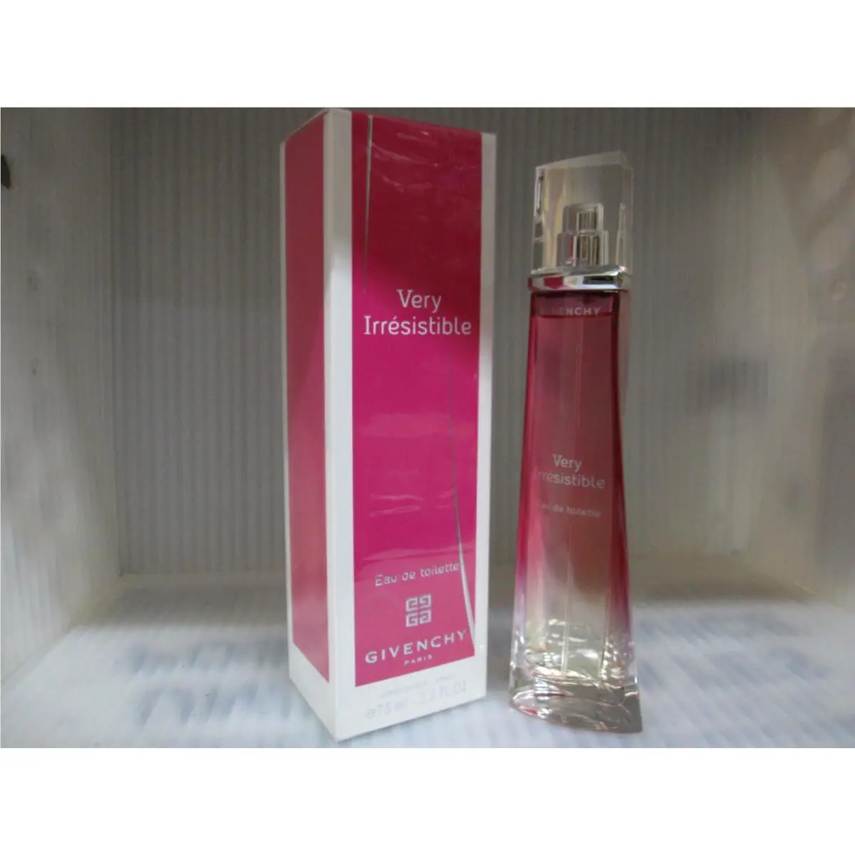 Givenchy Very Irresistible 2.5 FL oz / 75 ML Eau De Toilette Box