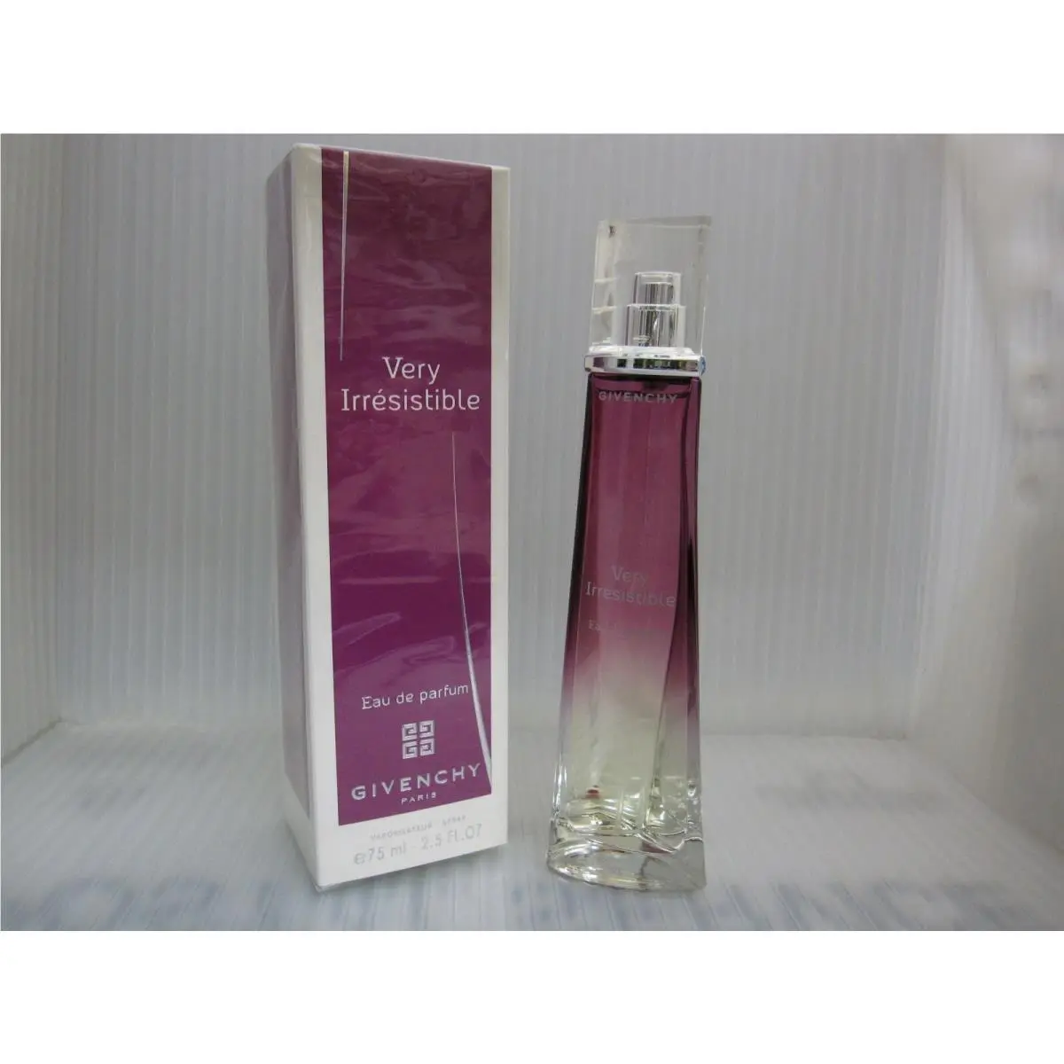 Givenchy Very Irresistible 2.5 FL oz / 75 ML Eau De Parfum Box