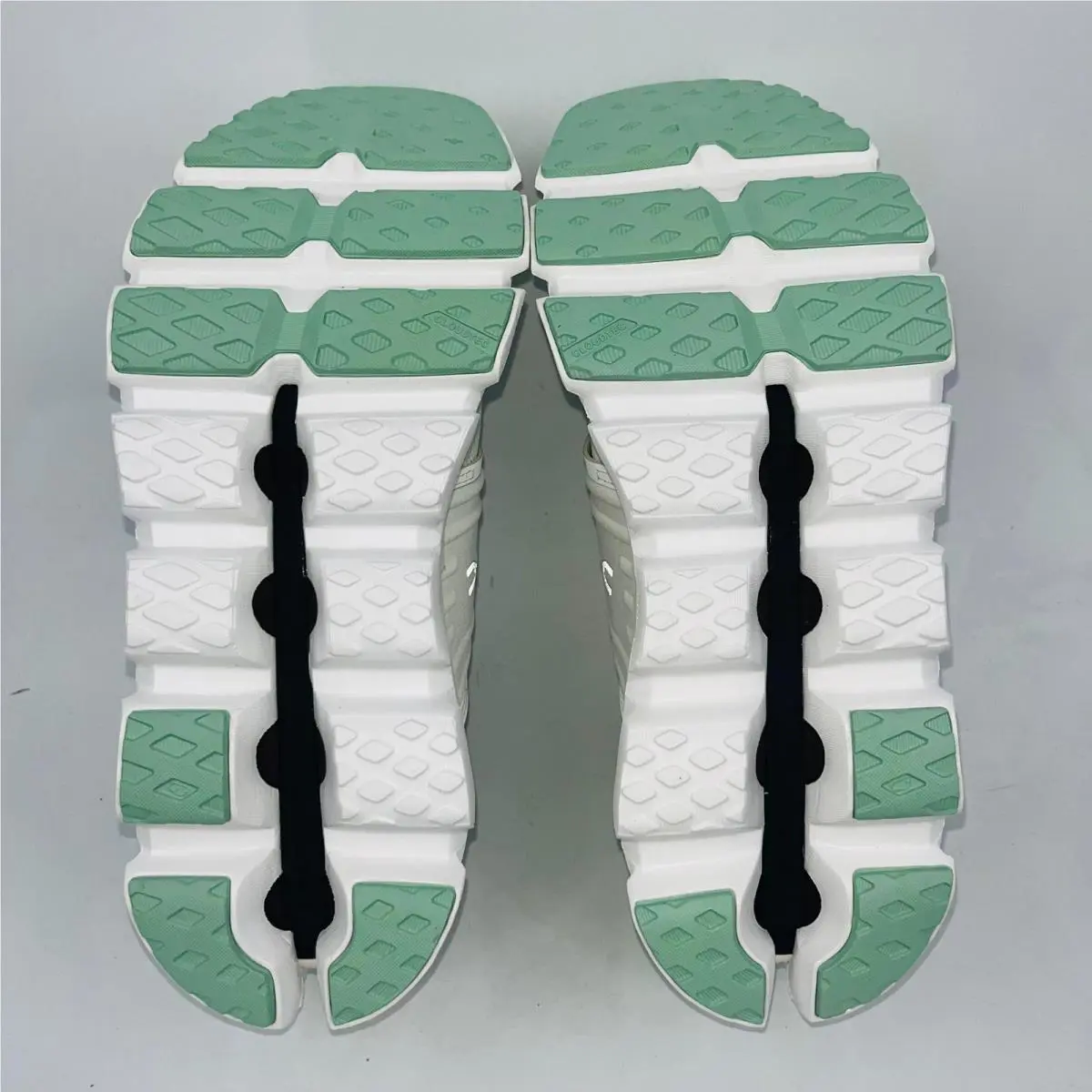 On-Running shoes - White (UPC: 7630419172192) 3