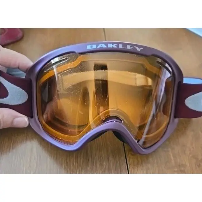 Oakley Snow Goggles Plum /burgandy and Grey with Amber Lens