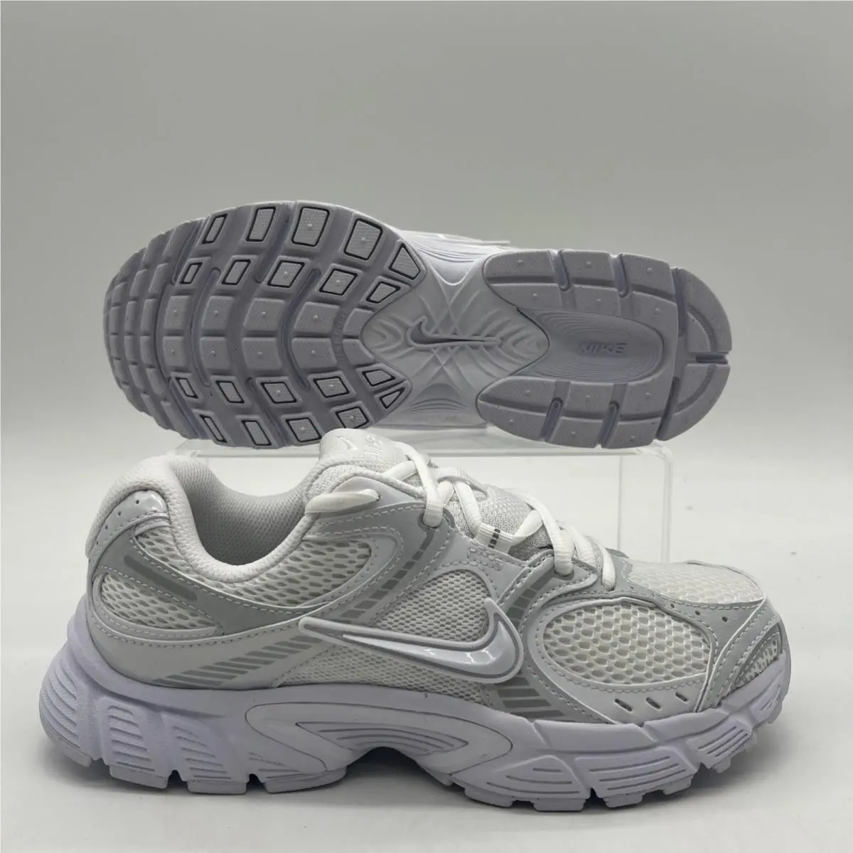 Womens Size 8 Nike V5 Rnr HQ7901 101 White Black Casual Shoes Sneakers