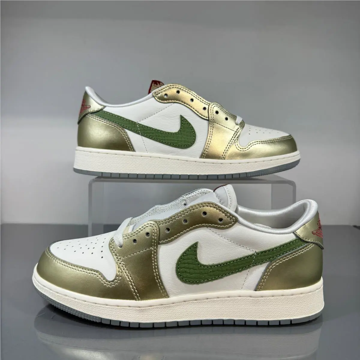 Nike shoes - Jordan 1 - Gold 9