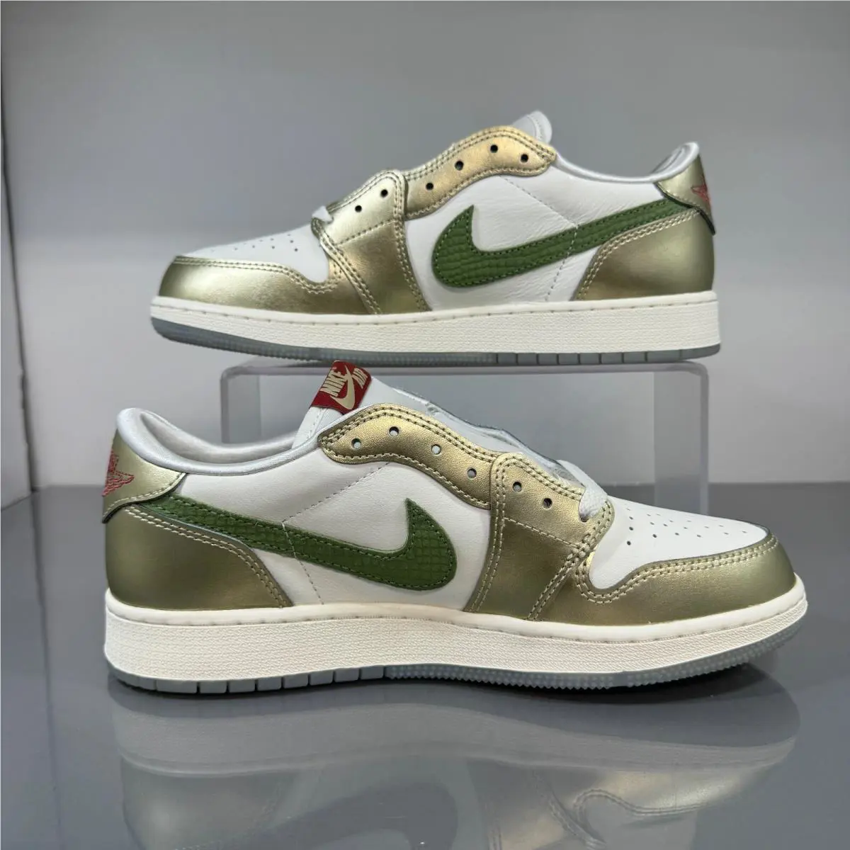 Nike shoes - Jordan 1 - Gold 10