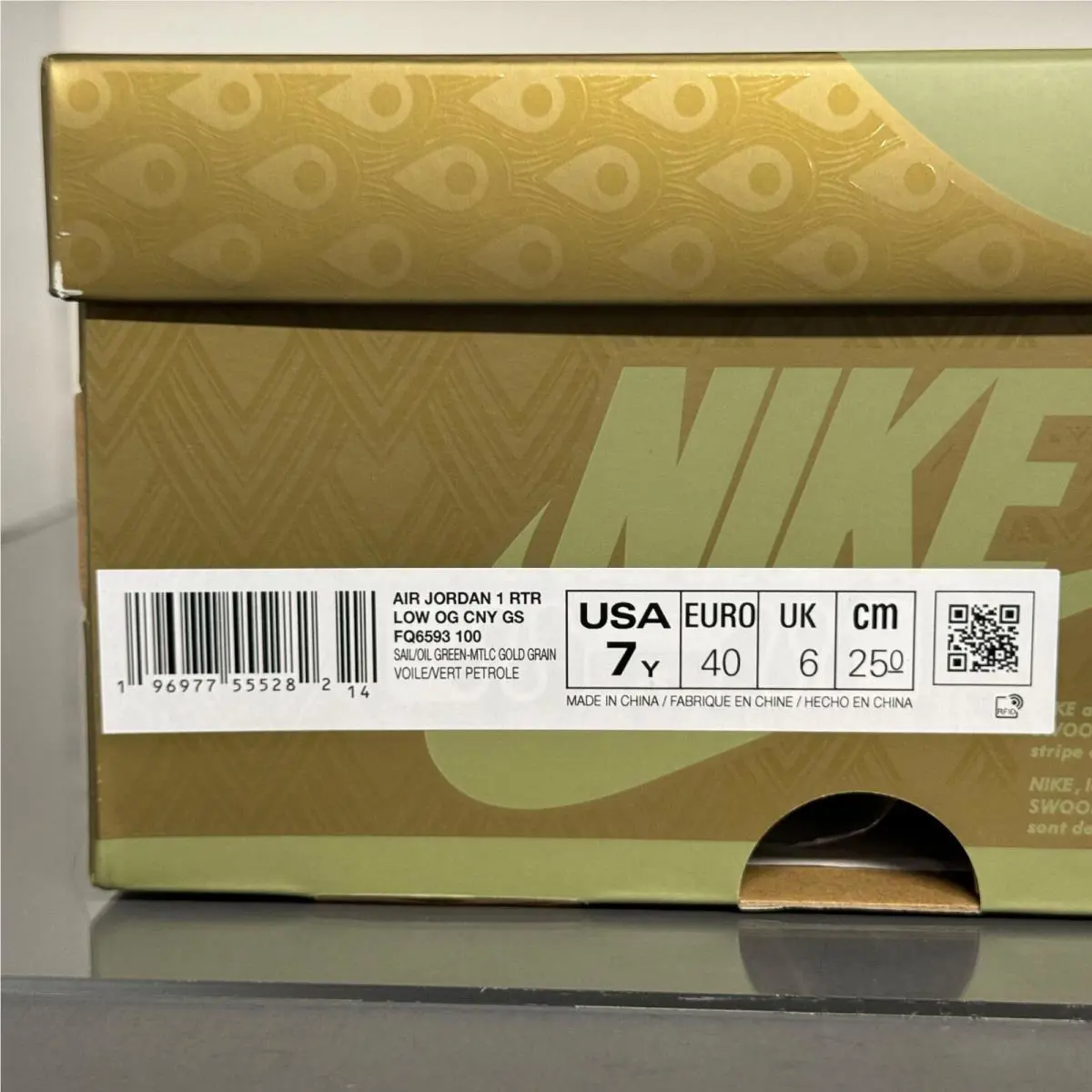 Nike shoes - Jordan 1 - Gold 18