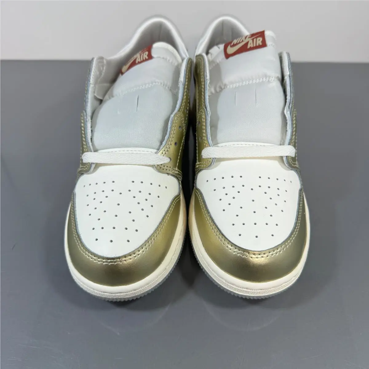 Nike shoes - Jordan 1 - Gold 1