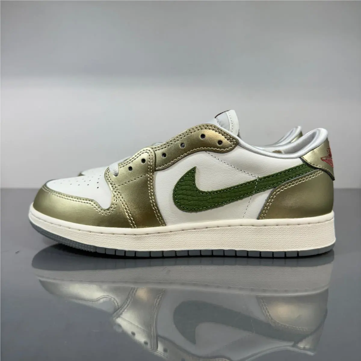 Nike shoes - Jordan 1 - Gold 2