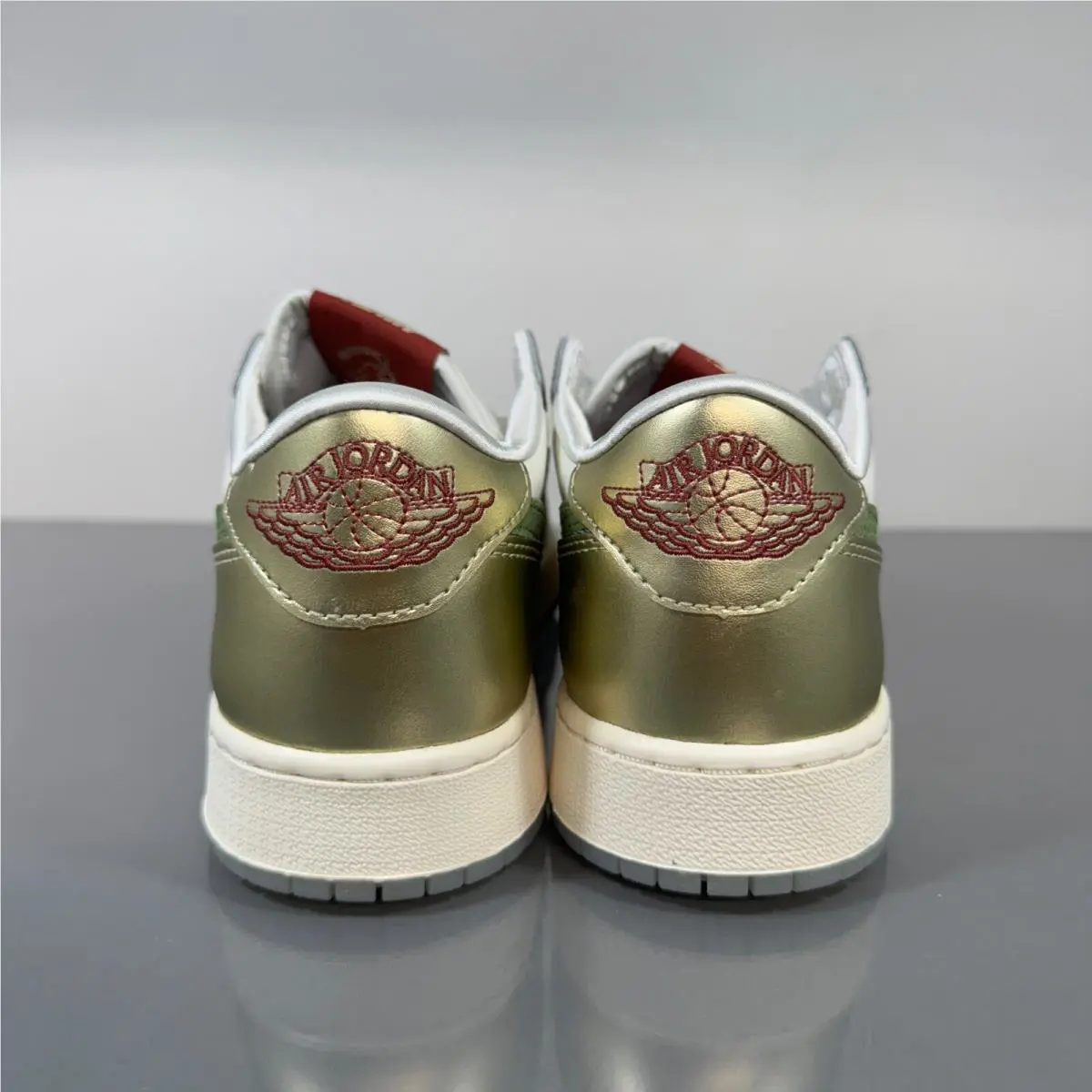 Nike shoes - Jordan 1 - Gold 3