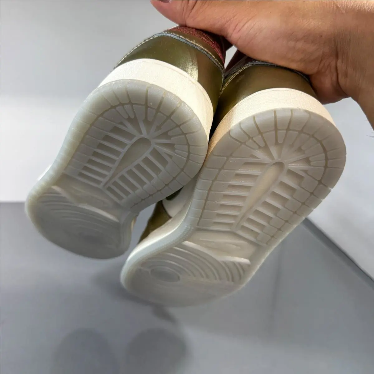 Nike shoes - Jordan 1 - Gold 7