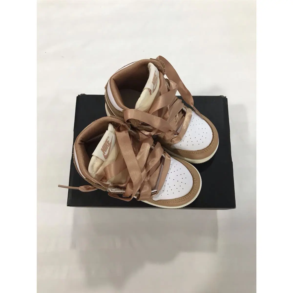 Nike shoes - Jordan 1 - Beige 0