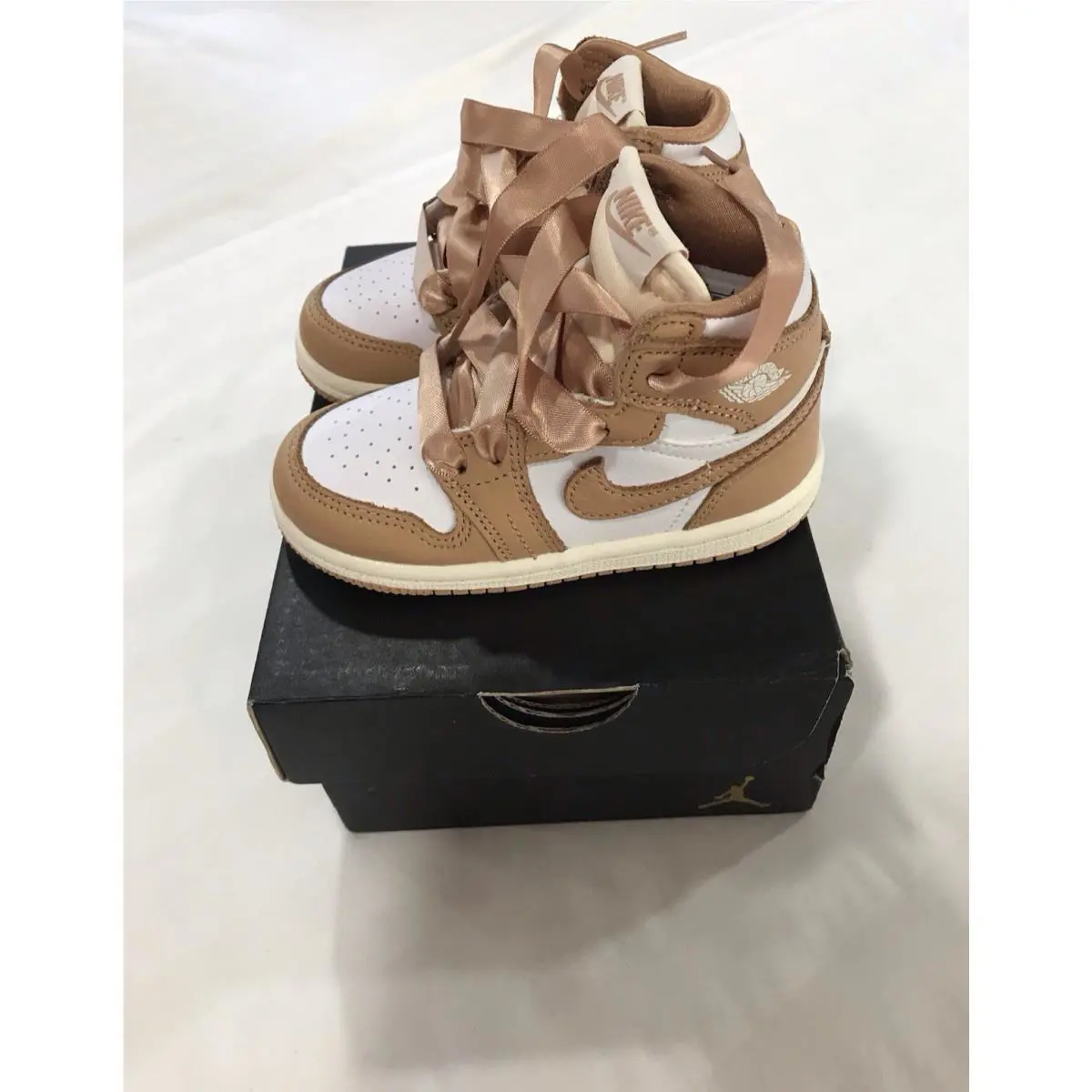 Nike shoes - Jordan 1 - Beige 2