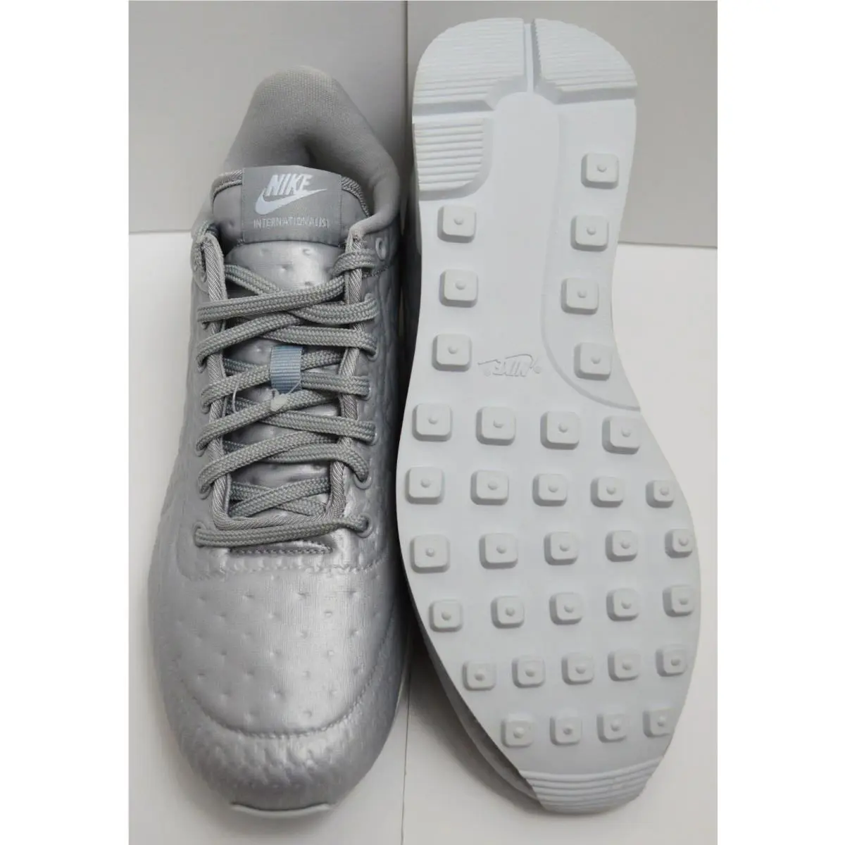 Nike shoes - Silver (UPC: 823229815534) 1