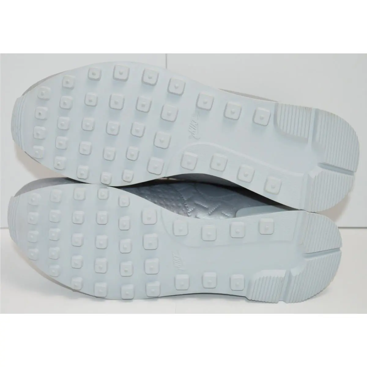 Nike shoes - Silver (UPC: 823229815534) 4