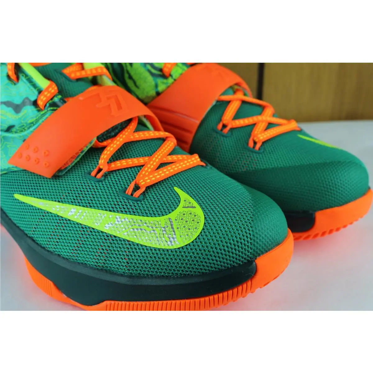 Nike shoes - Emerald Green/Metallic Silver (UPC: 886060067562) 4