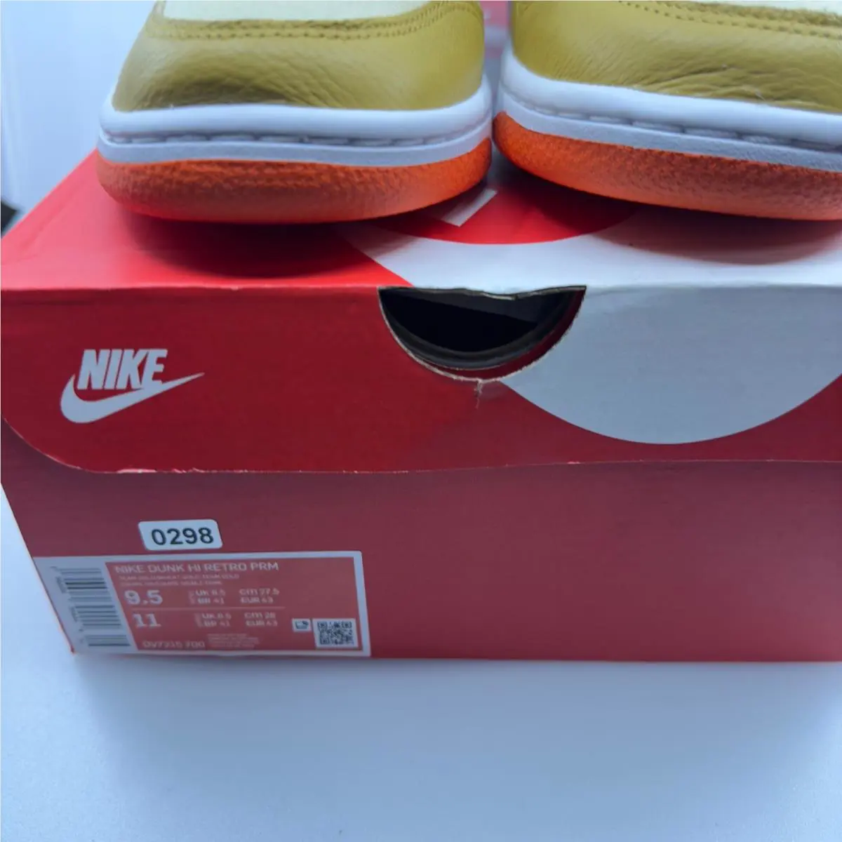 Nike shoes - Gold 4