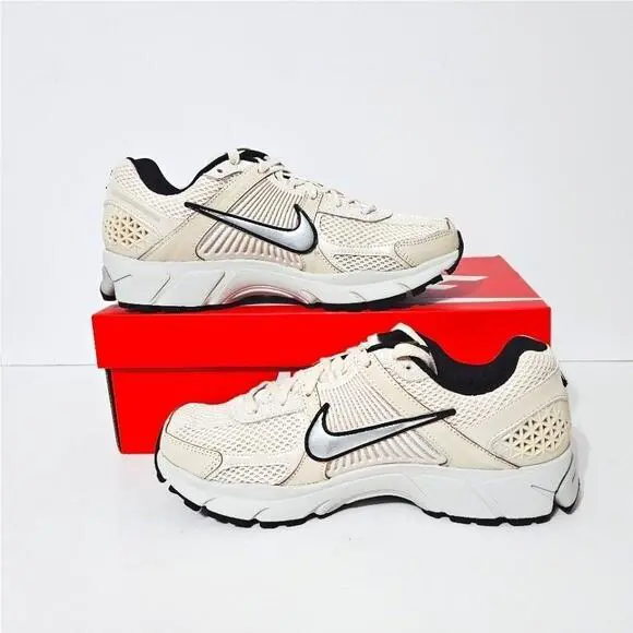 Nike shoes - Silver (UPC: 197593619600) 0