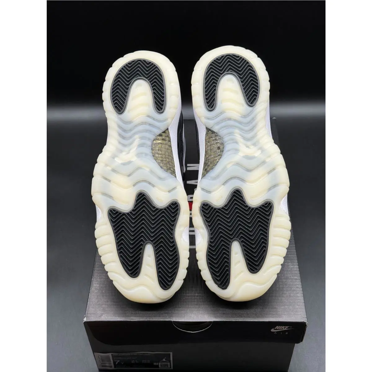 Nike shoes - Air Jordan 11 - Air - White 8