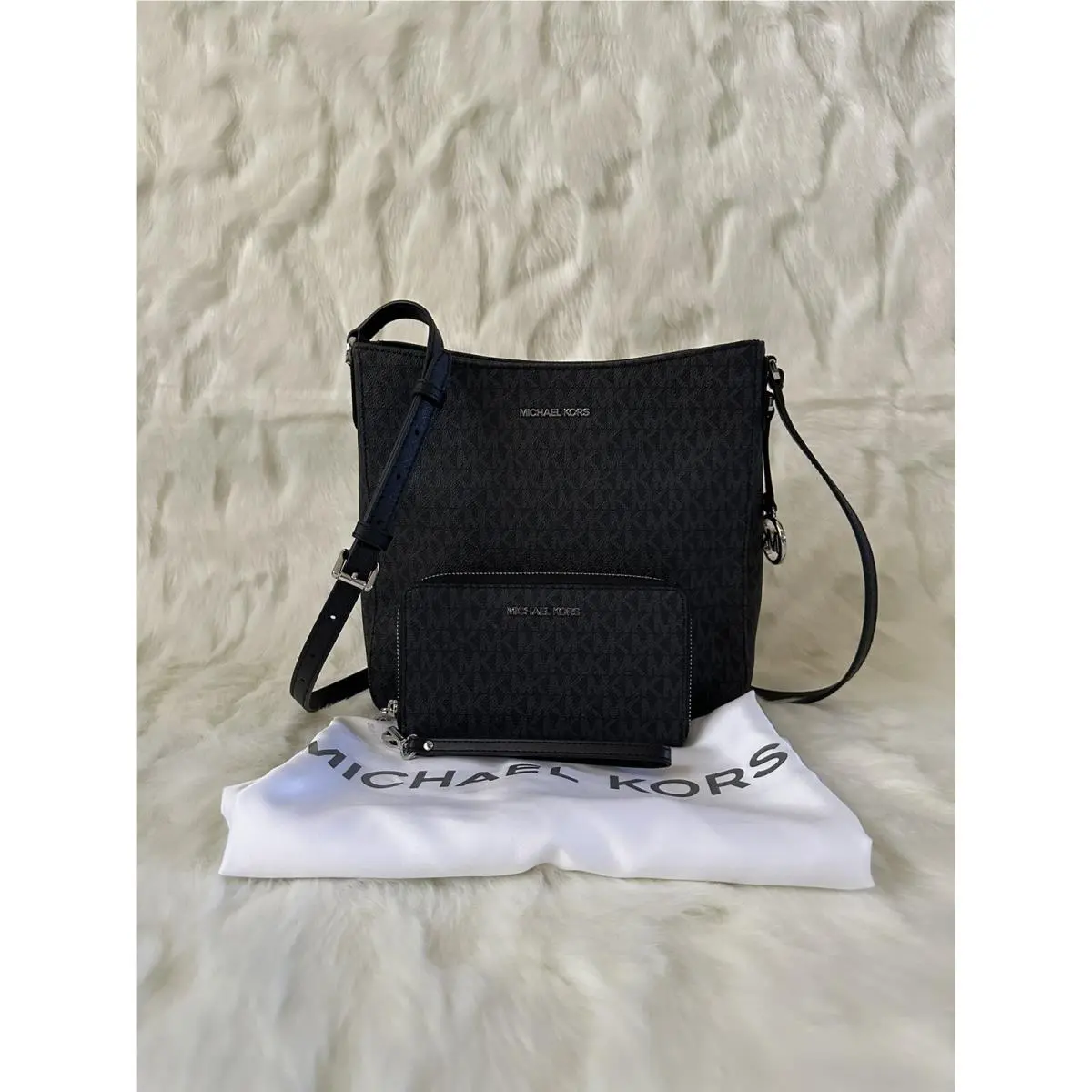 Jet Set Largemessenger + LG Flat MF Phonecase + Dust Bag Black by Michael Kors