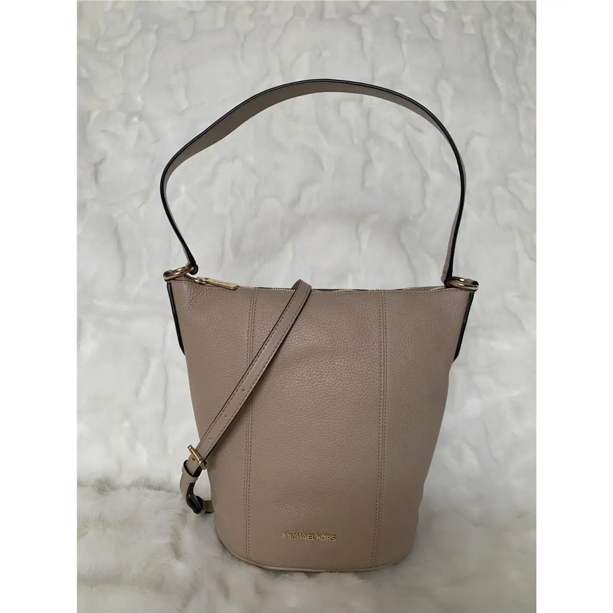 Michael Kors Brooke Medium Leather Bucket Messenger Bag - Bisque