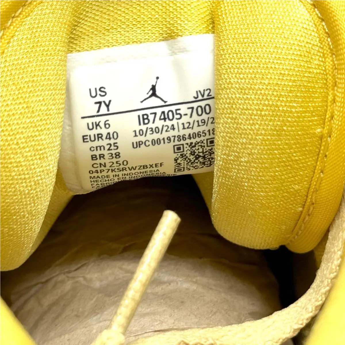 Nike shoes - Air Jordan 1 Mid SE - Yellow (UPC: 197864065181) 3