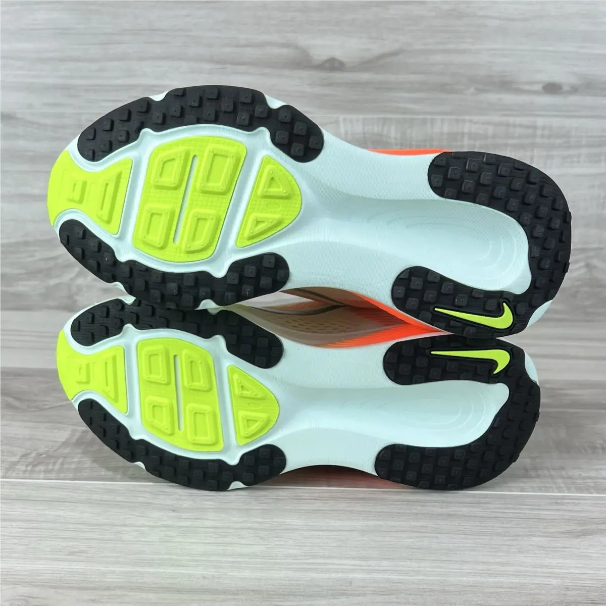 Nike shoes - Nike Vomero 18 - Vomero - HM6803-300 - Barely Green/Metallic Silver (UPC: 198482850494) 5