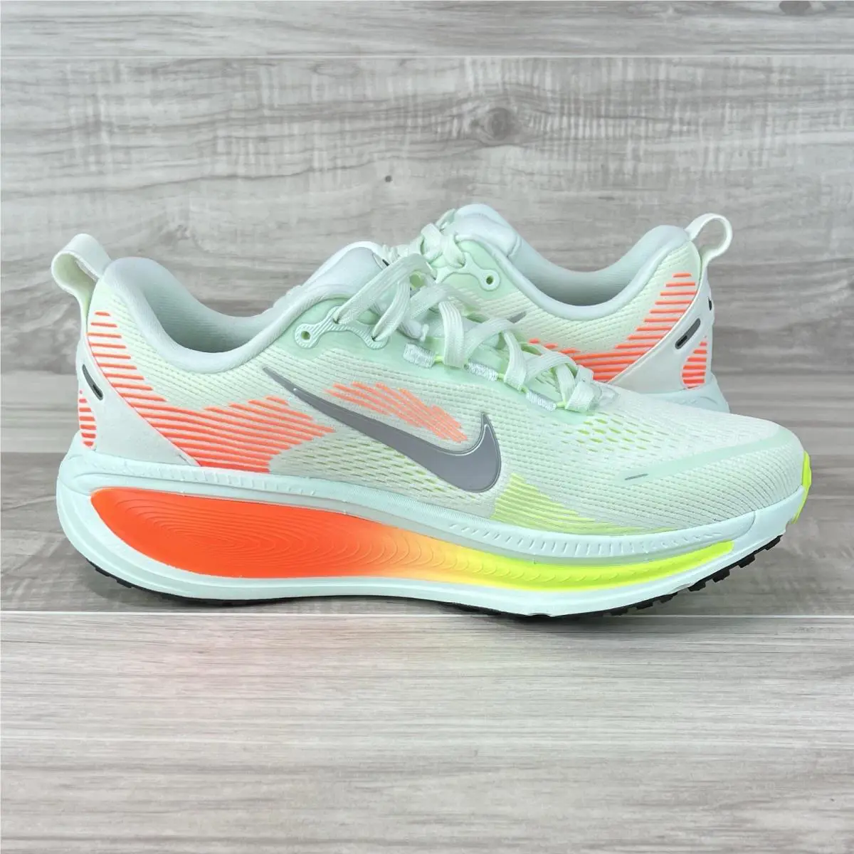 Nike shoes - Nike Vomero 18 - Vomero - HM6803-300 - Barely Green/Metallic Silver (UPC: 198482850494) 4