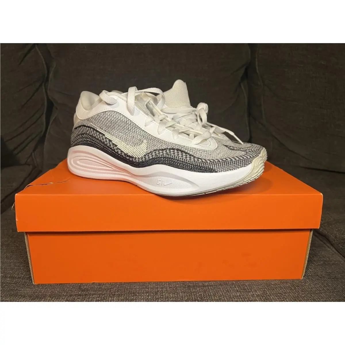 Unisex 7.5/9 - Nike GT Hustle Academy EP White Black Light Bone