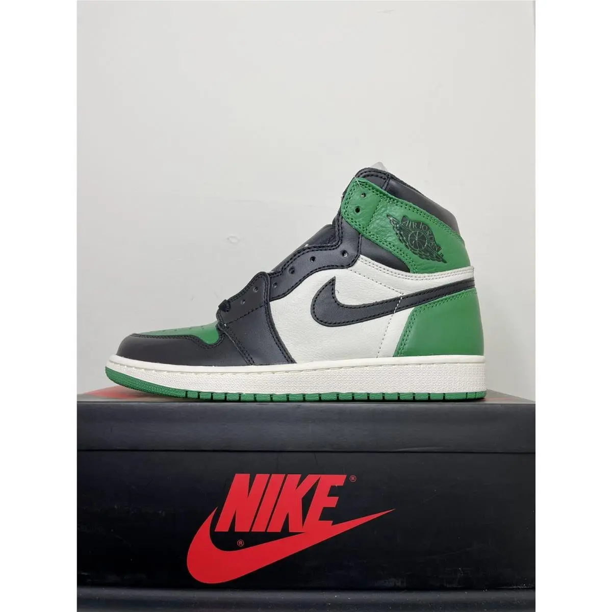 Nike shoes - Jordan 1 - 555088-302 - Green 1