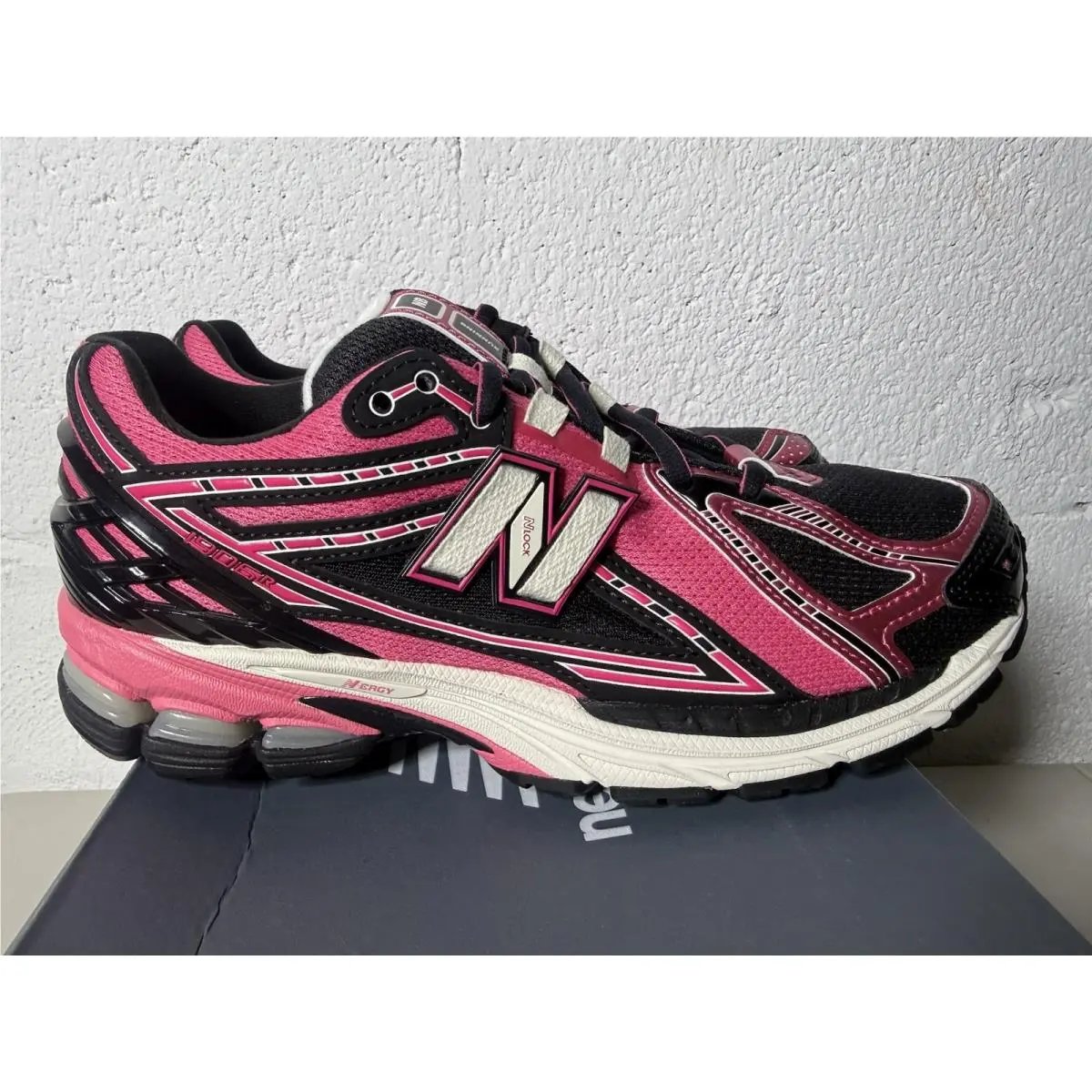 New Balance 1906R Pink/black Men’s 7 / Women’s 8.5 Low Top Lace Shoes U1906RMD