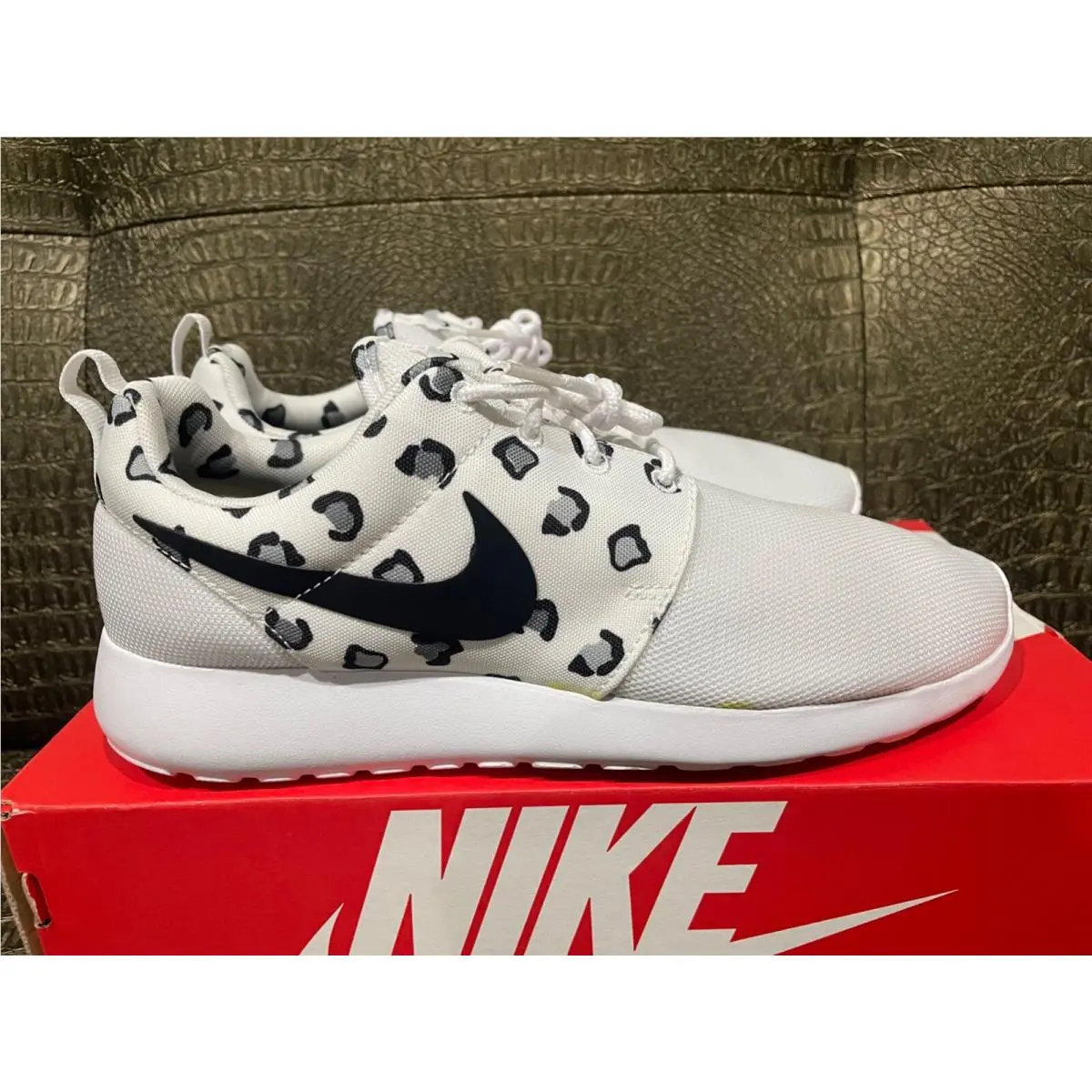 Roshe Run Women`s Rosherun Print 599432-101 White/black SZ 9.5 by Nike