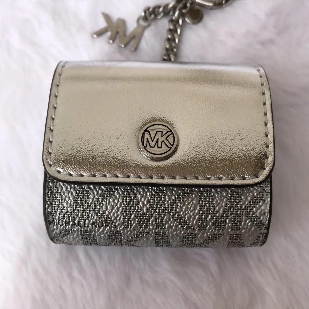 Michael Kors Jet Set Travel Case Airpods Charm Silver