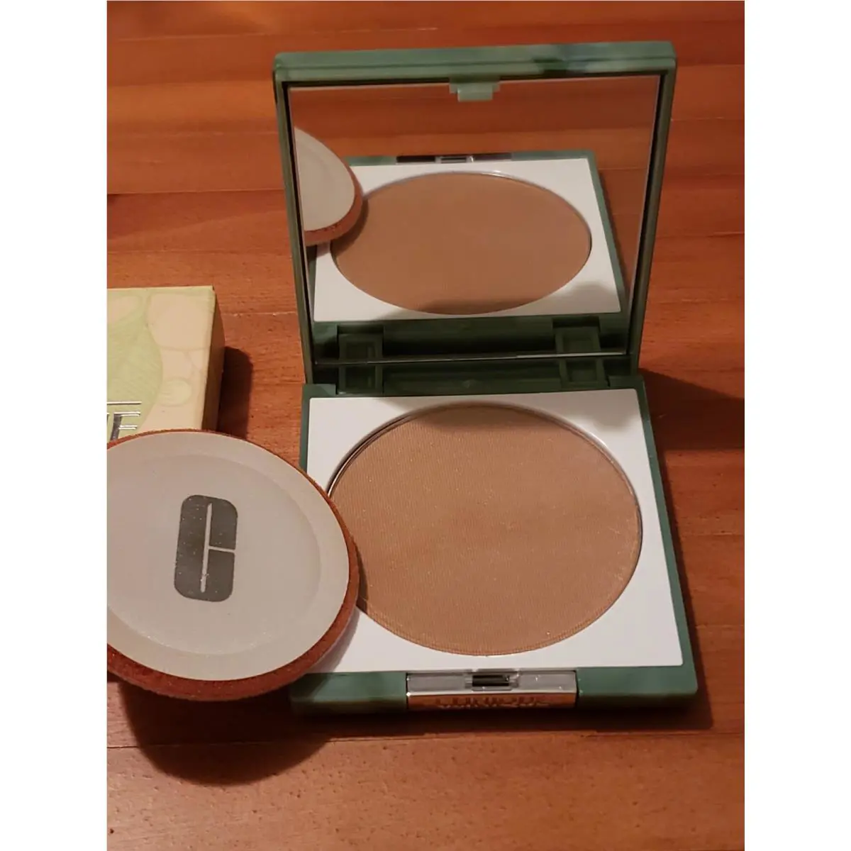 Clinique Gentle Light Pressed Powder Shade 04 Gentle Glow 4+ .33 oz / 9.6 g