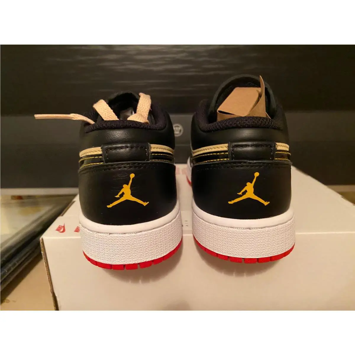 Nike shoes - Air Jordan 1 Low SE - Beige 0