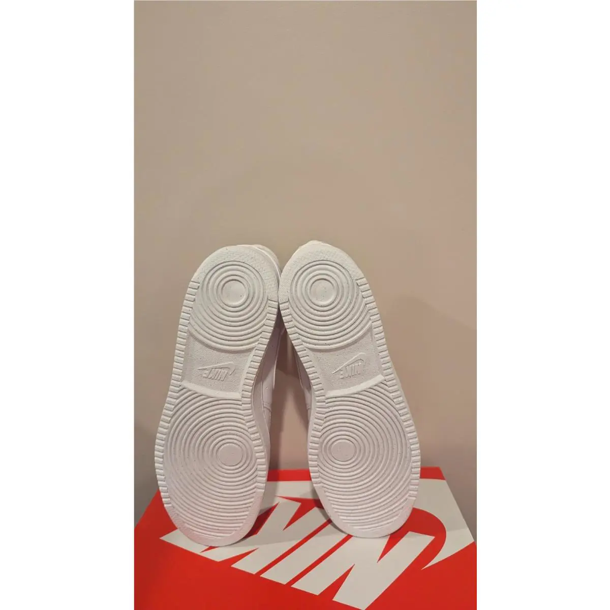 Nike shoes - White 3