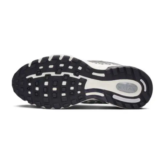 Nike shoes - Chrome/White/Black 4