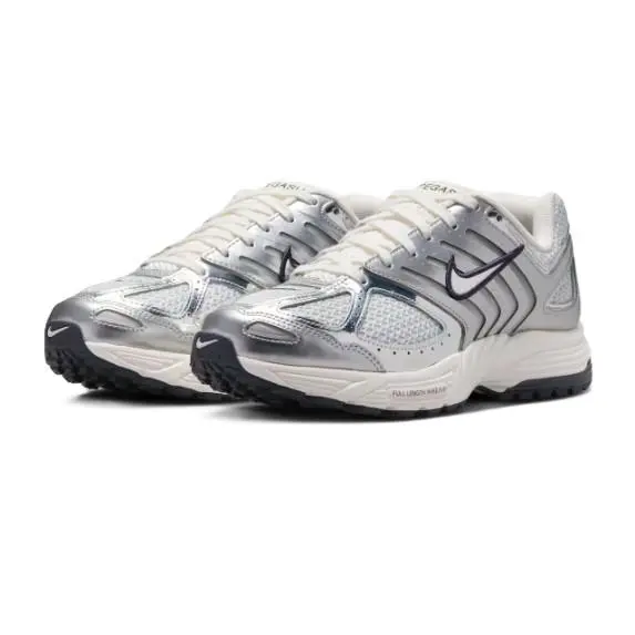 Nike shoes - Chrome/White/Black 5