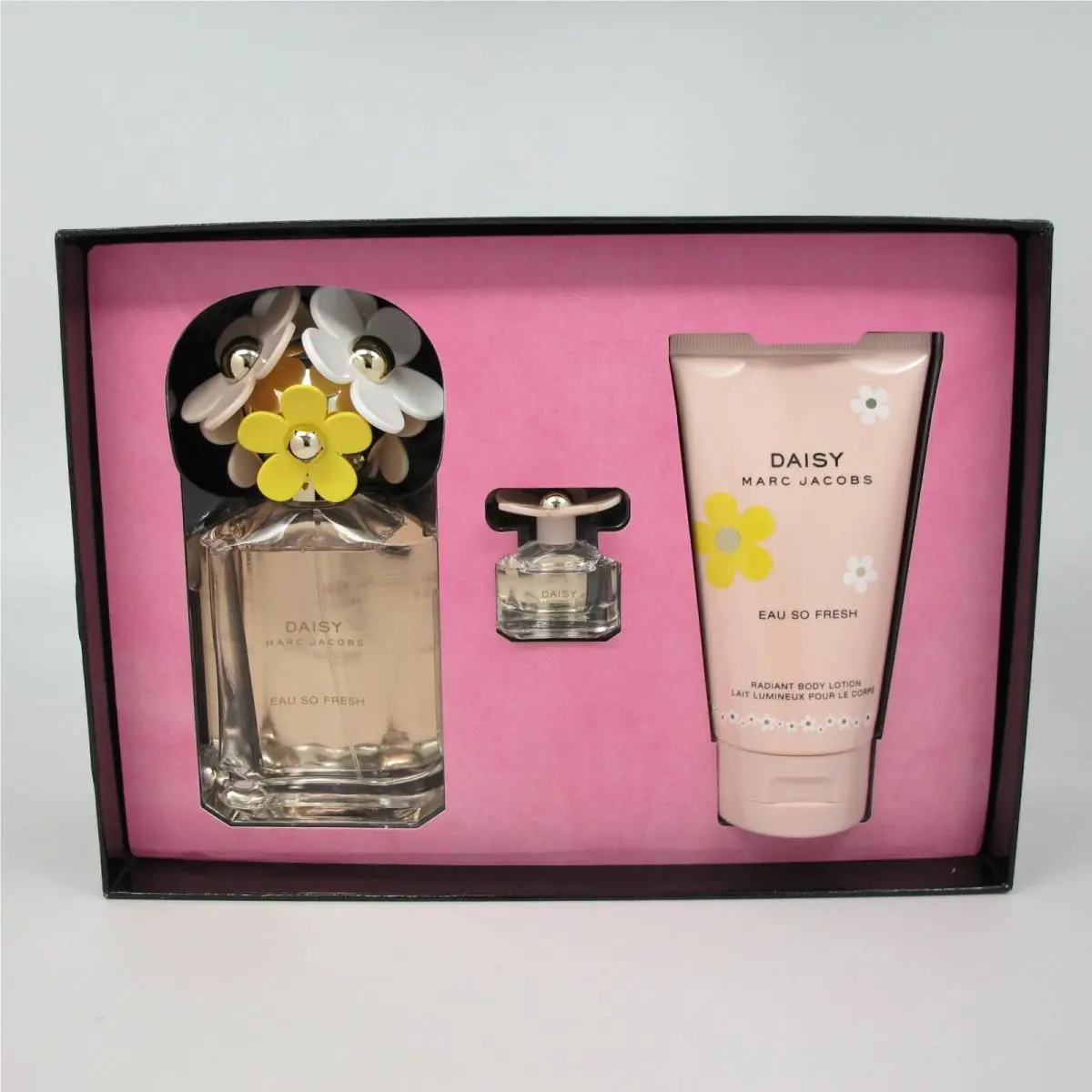 Daisy Eau SO Fresh by Marc Jacobs 3 Pc Set: 4.25 oz Edt Spray 5.1 oz B/l Mini