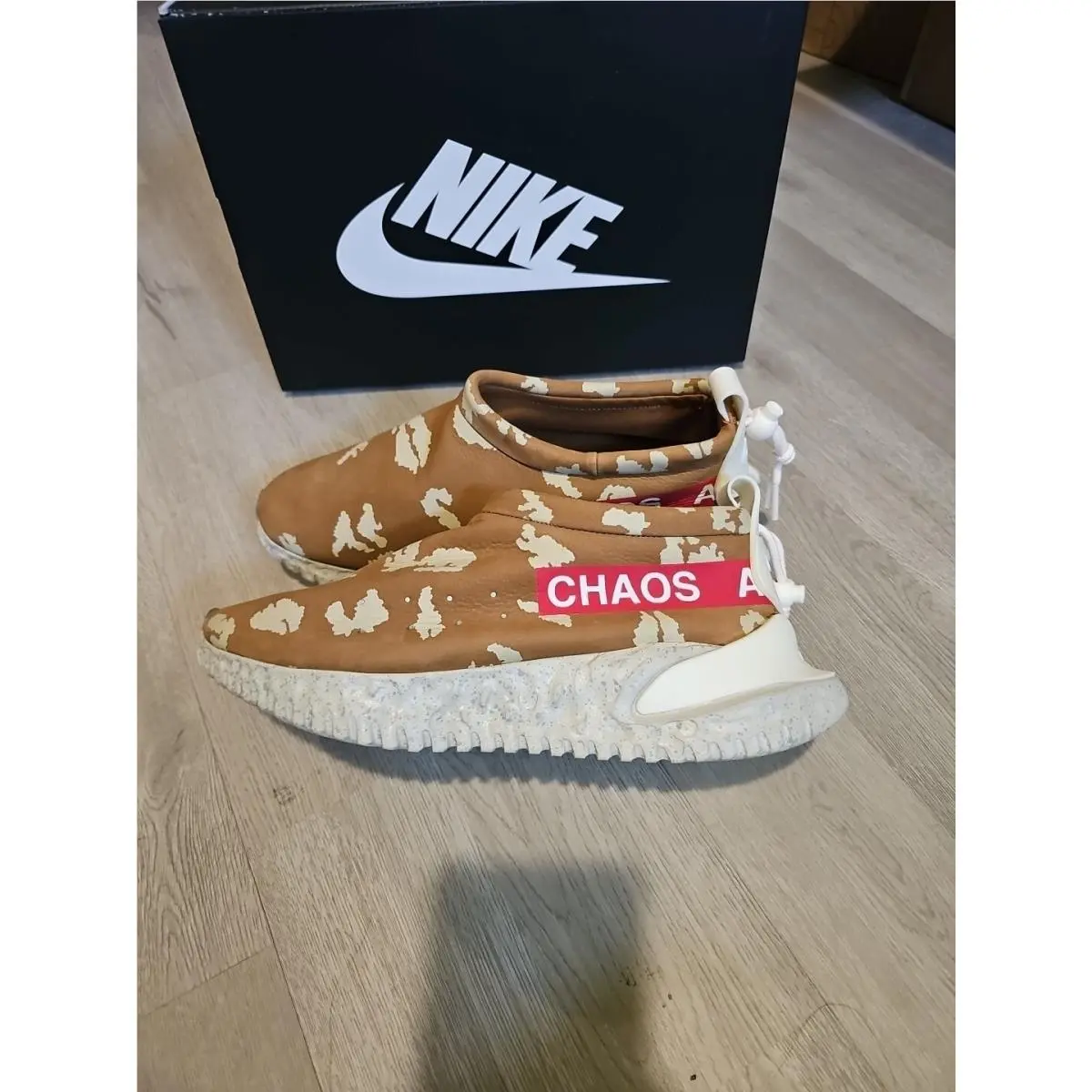 Size 10 - Nike Moc Flow Sp - ale brown/red-white